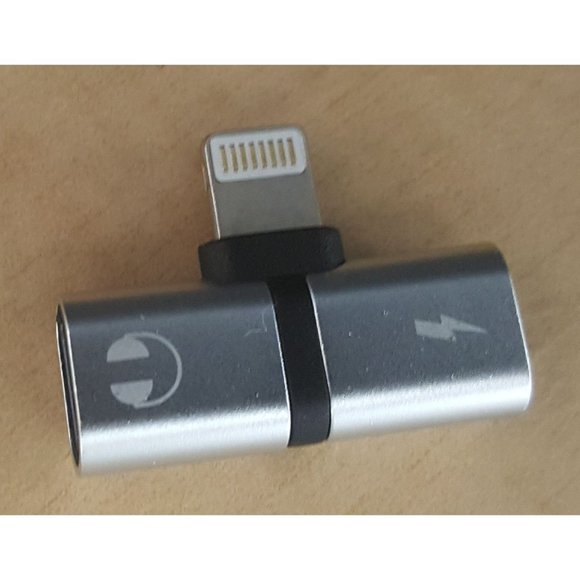 iPhone Audio and Charge 2 in 1 Adaptor - Silver - Picture 4 of 5